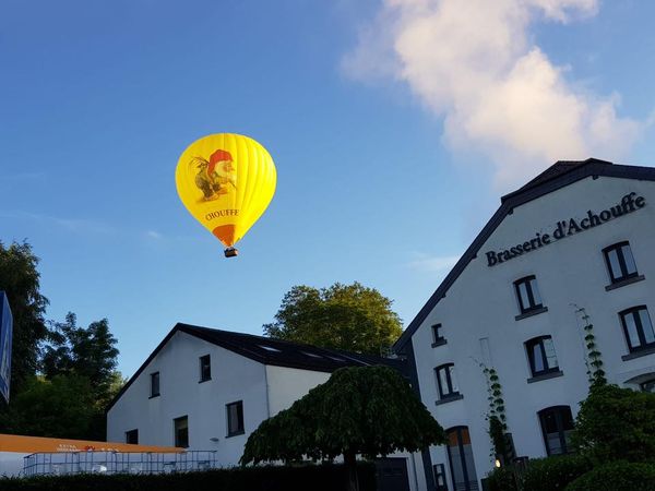 Filva Ballonvaarten vliegt met de Chouffe luchtballon net boven de brouwerij van Chouffe in Houffalize.