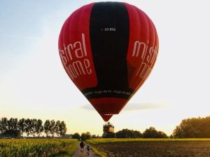 Piloot Filip van Filva Ballonvaarten net voor de landing boven de velden in zijn luchtballon regio Tienen.