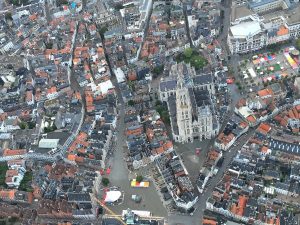 Ballonvaart boven de grote markt te Antwerpen met ernaast de Kathedraal beleef het Filva Ballonvaarten.